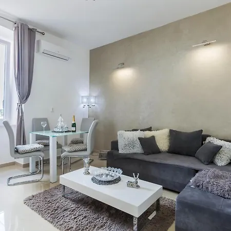 Comfrot One Bedroom With Sea View *