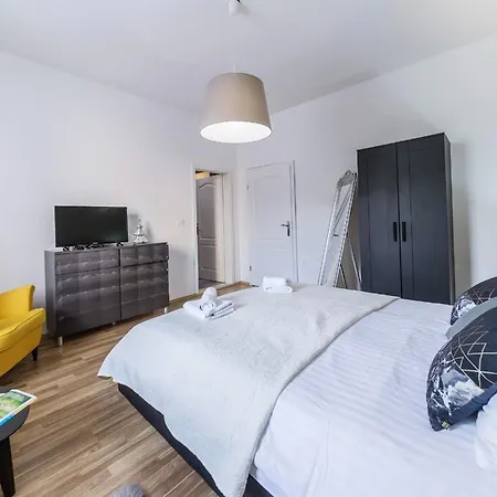 Comfrot One Bedroom With Sea View דירה